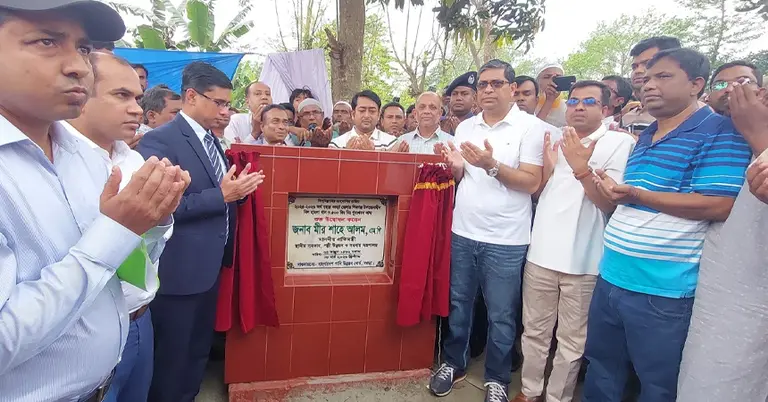 খাল খনন কার্যক্রম উদ্বোধন করছেন প্রতিমন্ত্রী মীর শাহে আলম এমপি